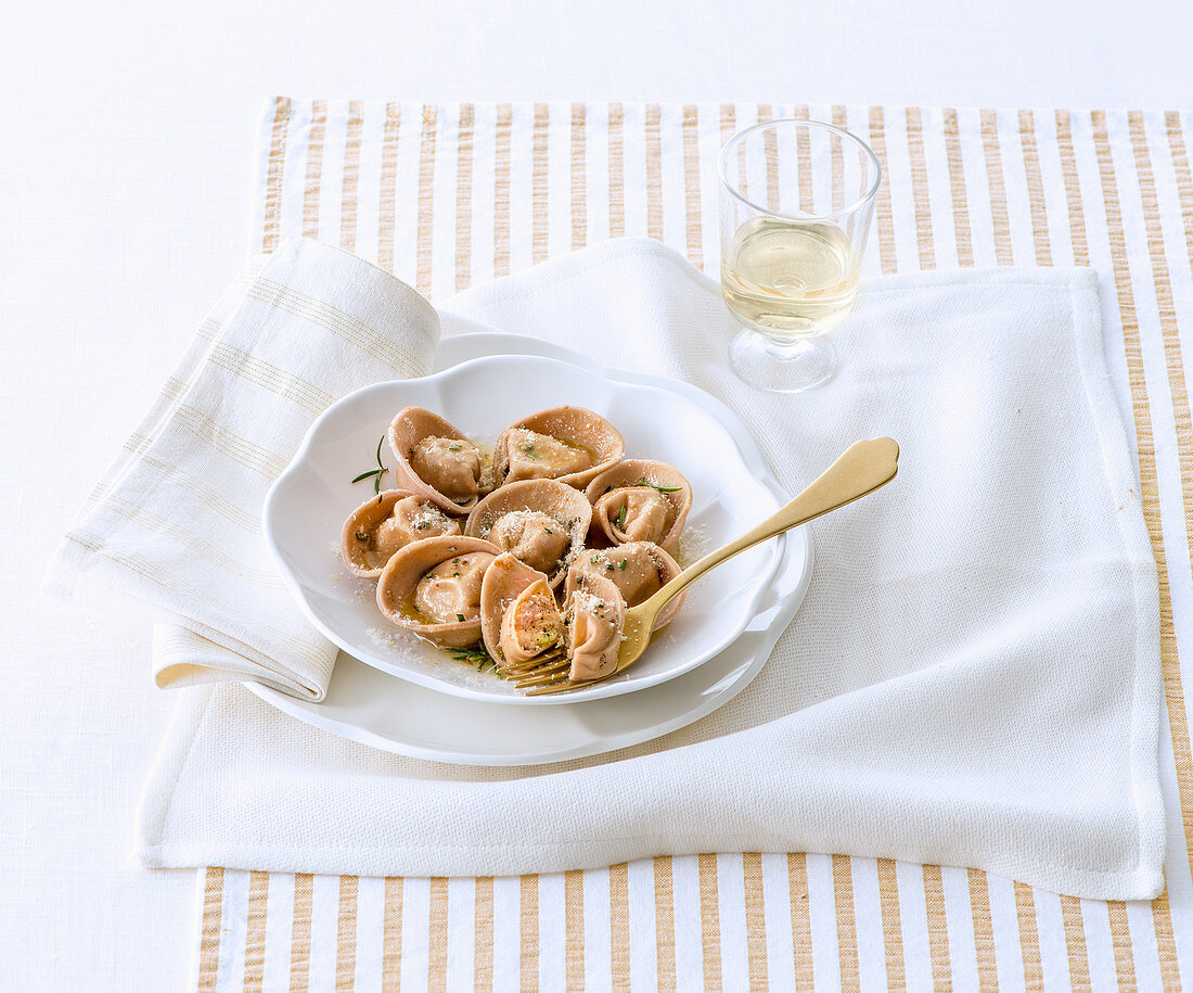 Cappellacci vernantini (Nudeltäschchen mit Kastanienmehl und Kartoffel-Salsiccia-Füllung, Italien)