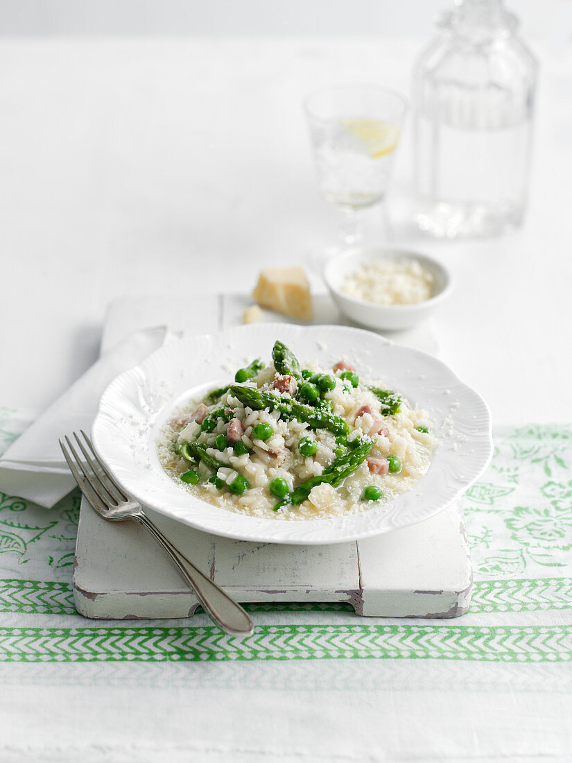 Risotto with ham, peas and green asparagus