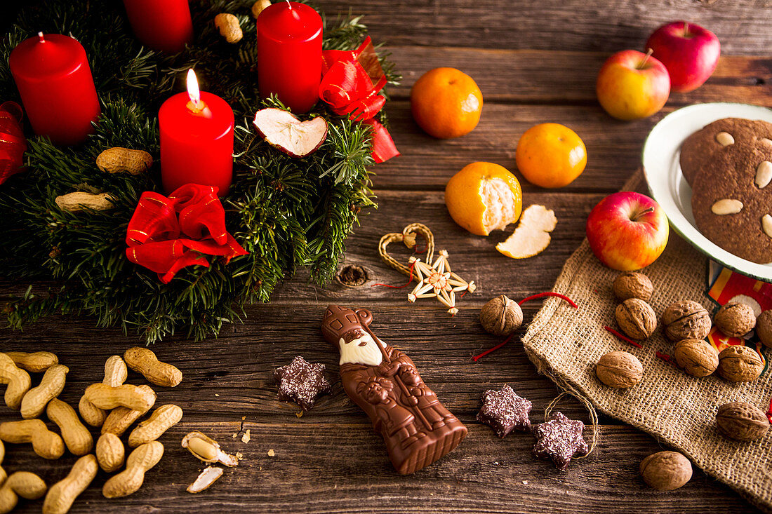 Adventskranz, Schokoladennikolaus, Nüsse und Lebkuchen