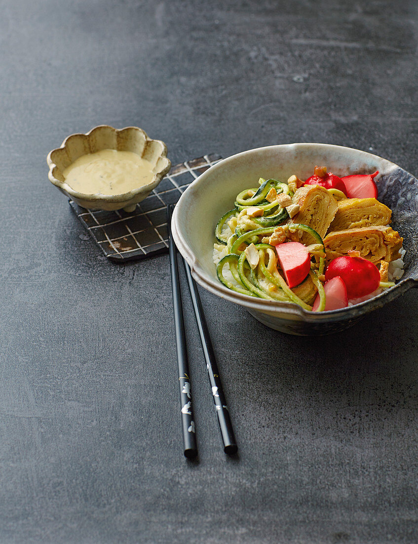 Tamago-Bowl mit Tahin-Zucchininudeln und marinierten Radieschen