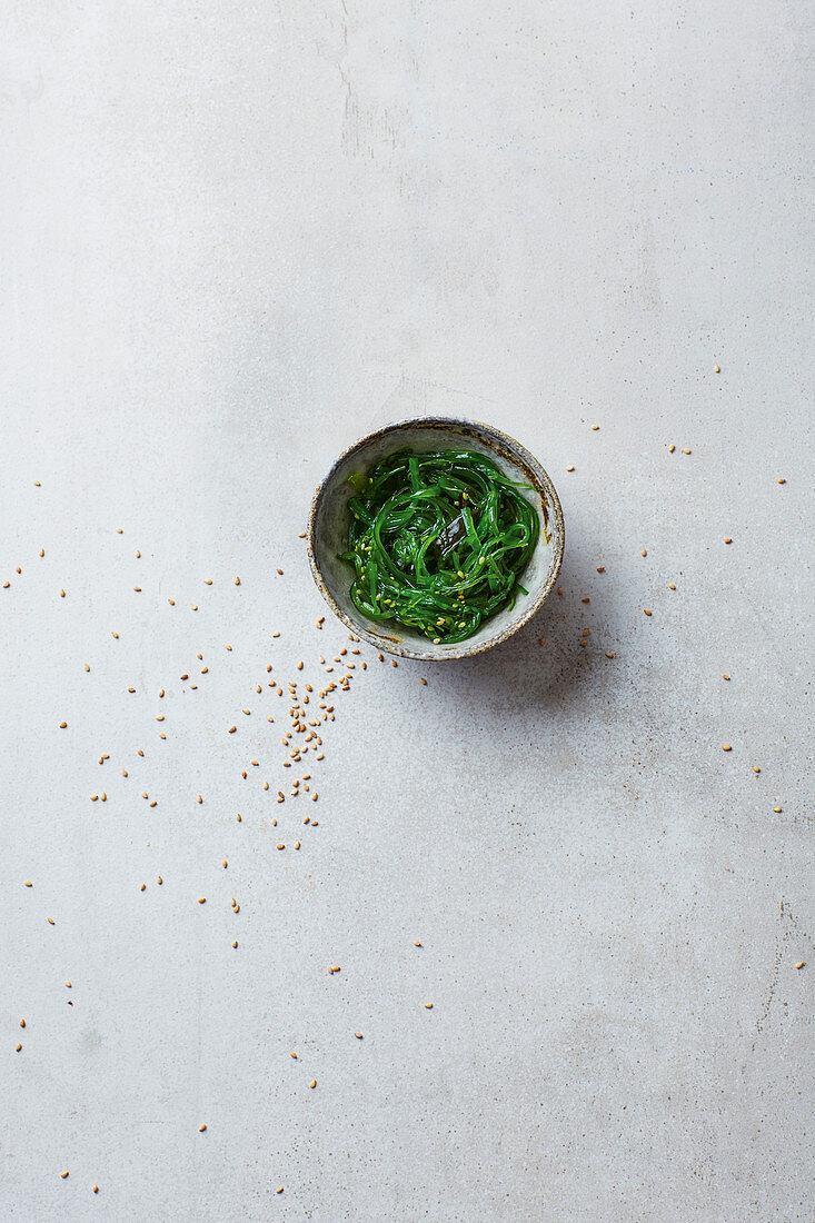 Algae salad with sesame seeds