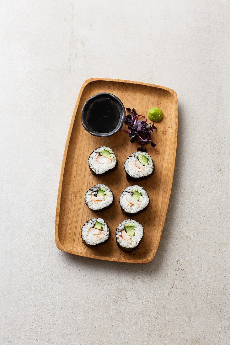 Maki mit Garnelen, Gurke und schwarzem Sesam