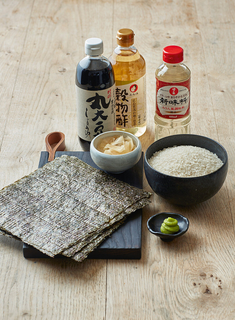 Sushi-Zutaten - Reis, Reisessig, Nori, eingelegter Ingwer, Wasabi