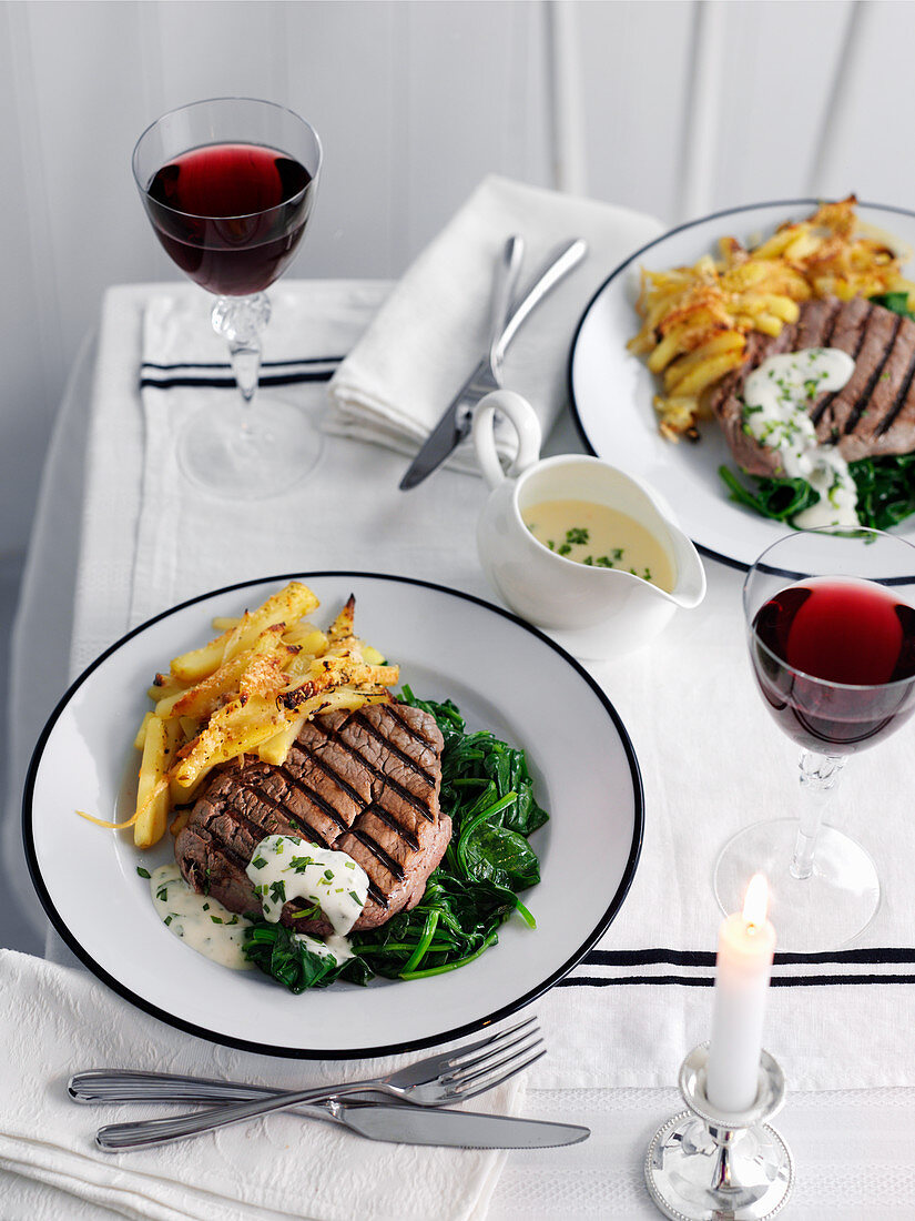 Grilled beef steak with spinach, potatoes and bearnaise sauce