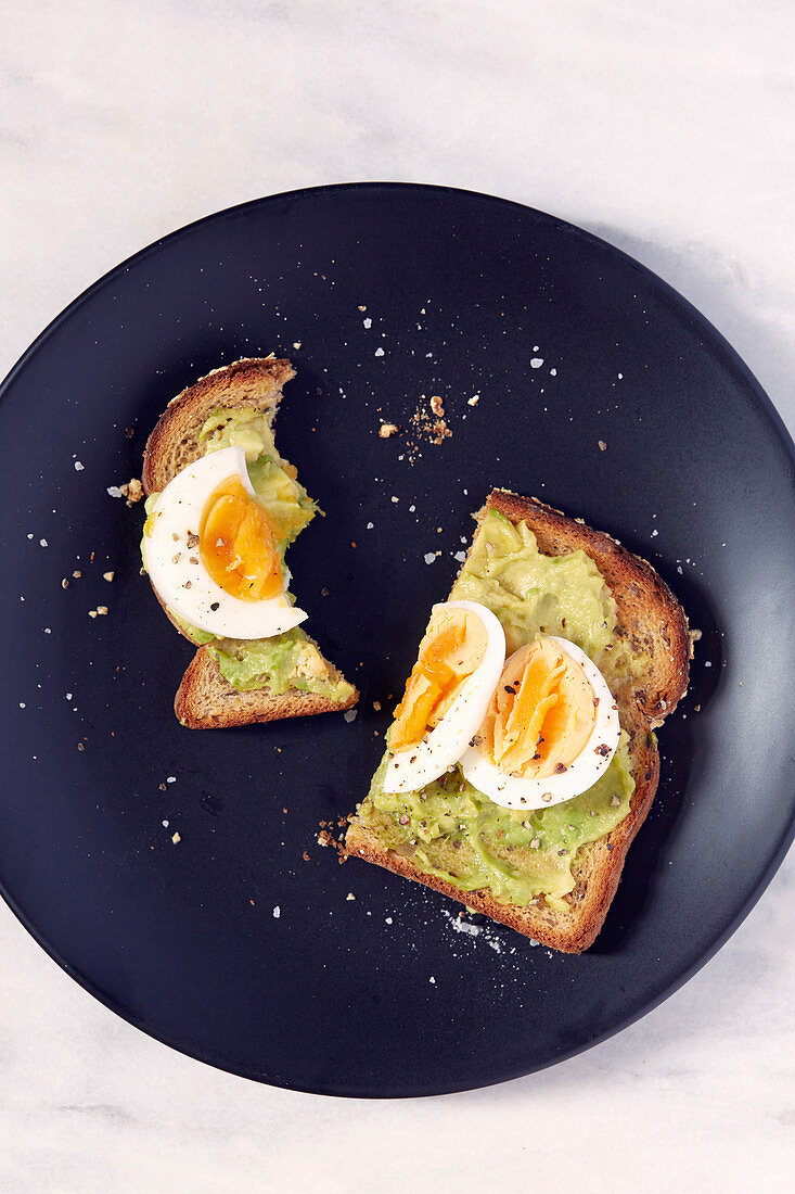 Toast mit Ei und Avocado