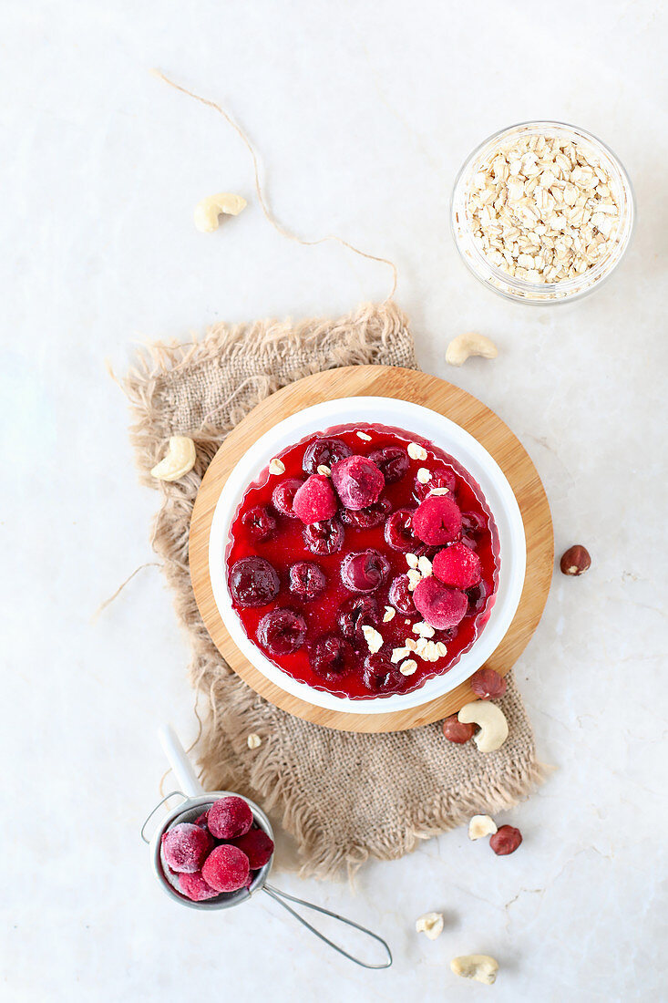 Hüttenkäsekuchen mit Müsliboden und Kirschen