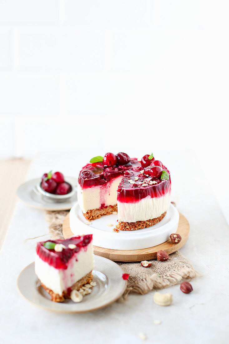 Hüttenkäsekuchen mit Müsliboden und Kirschen, angeschnitten