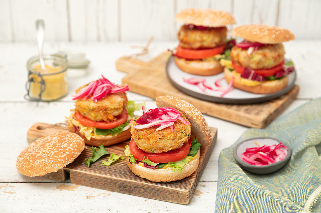 Burgers with tuna, potat and veggies (carrot, courgette) patties