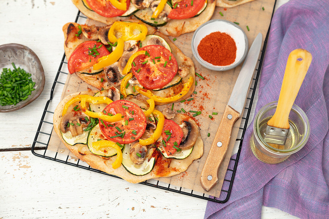 Vegane Flammkuchen mit Zwiebeln, Zucchini, Champignons und Tomaten