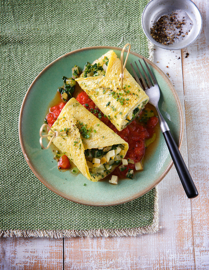 Mangold-Eierkuchen-Rollen mit Tomatensauce