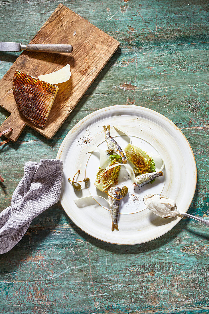 Gegrillte Salatherzen mit Sardinen und Umami-Mayo