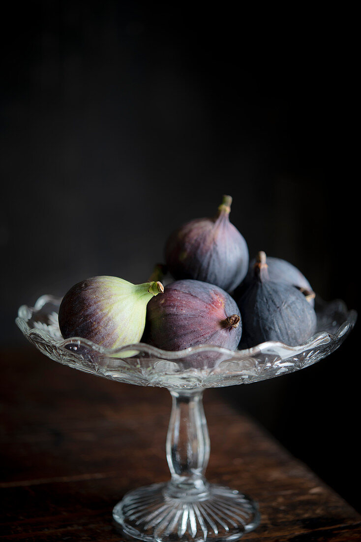 Fresh figs in a glass bowl