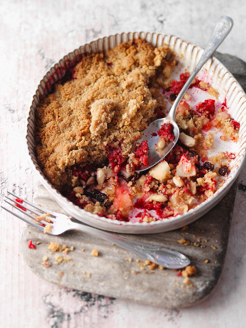 Bettelmann (Crumble) mit Äpfeln und Himbeeren