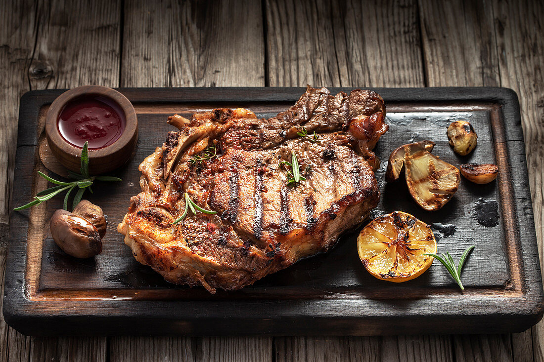 Gegrilltes T-Bone-Steak auf Servierbrett