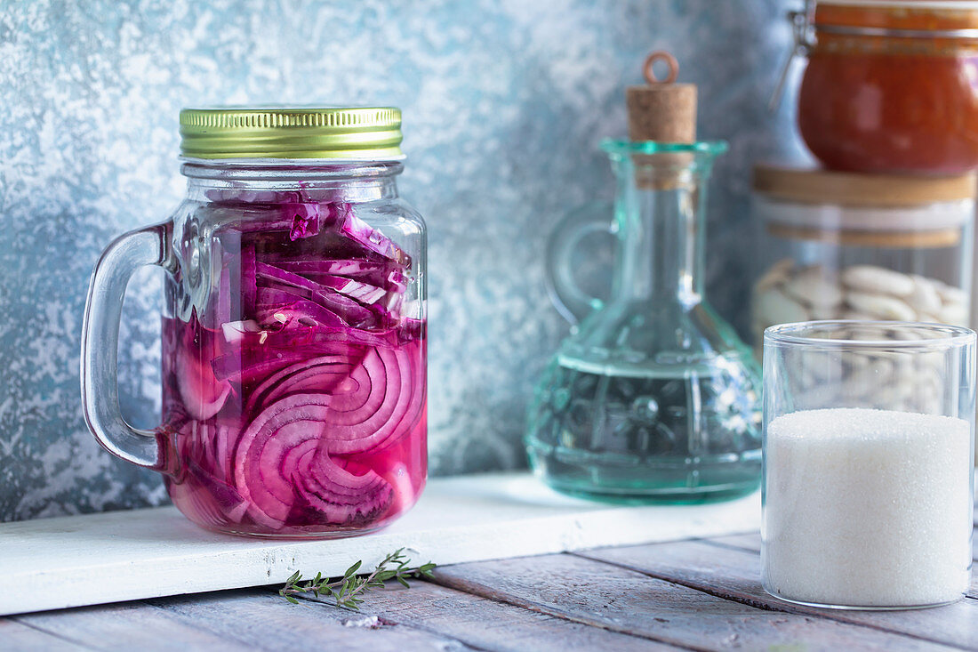 Eingelegte rote Zwiebeln im Glas