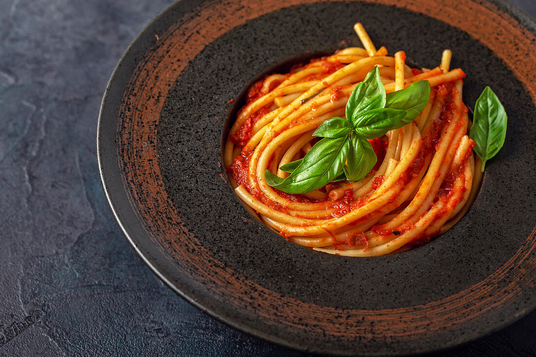 Spaghetti mit frischen Tomaten und Basilikum