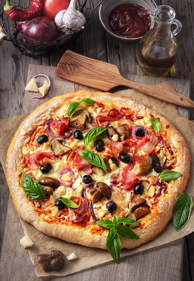 Pizza Veronese mit Tomaten, Mozzarella, Champignons und Prosciutto