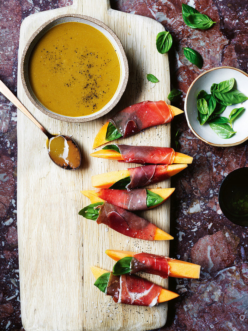 Bagna cauda mit Melone im Schinkenmantel