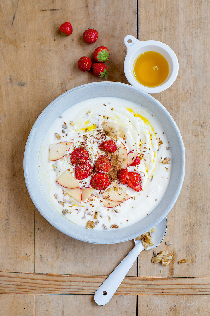 Quark and flaxseed cream with honey, walnuts and fruit