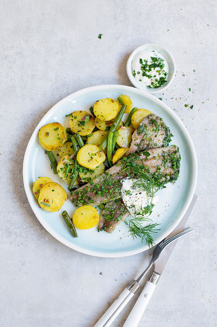 Kräutermatjes mit Bohnen und Bratkartoffeln