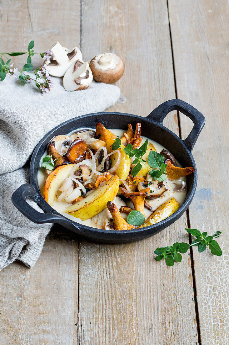 Fried apples and mushrooms with marjoram