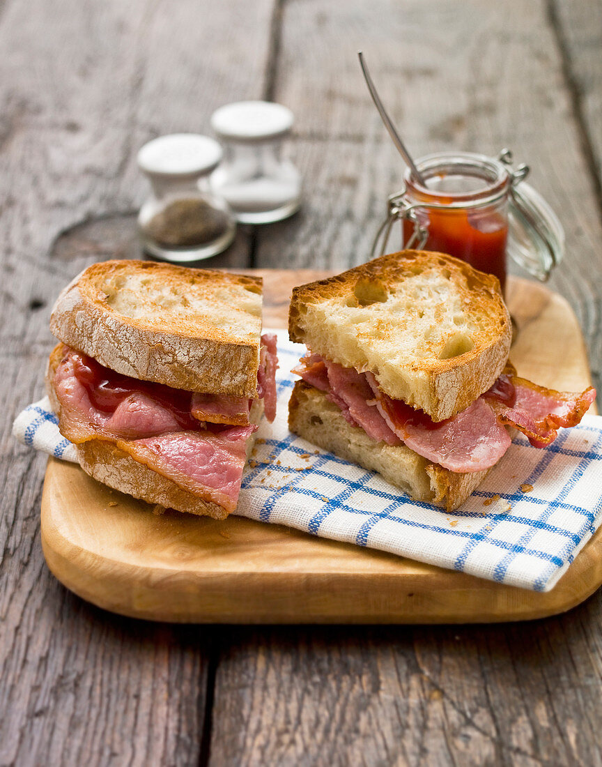 Röstbrot-Sandwich mit gebratenem Speck und Tomatenketchup