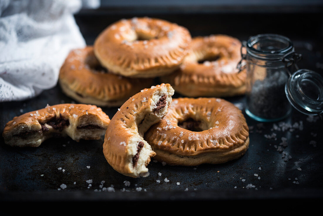 Vegane Hefekringel mit Nuss-Quitten-Füllung