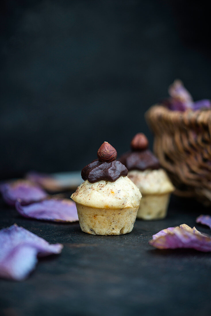 Vegane Mini Muffins mit Haselnüssen und Schokocreme