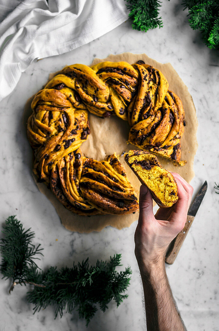 Kranzbrot mit Safran, Schokolade und Datteln