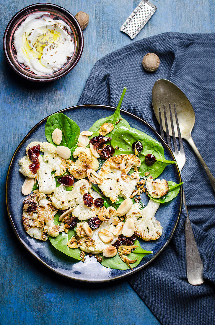 Salat mit geröstetem Blumenkohl, Spinat, Mandeln und Cranberries