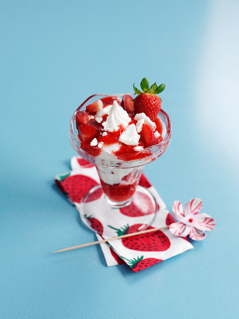 Erdbeer-Sahne-Eisbecher mit Baiser