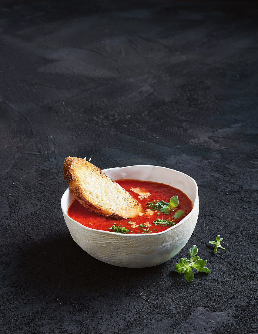 Tomatencremesuppe aus dem Blender mit Parmesan und Röstbrot