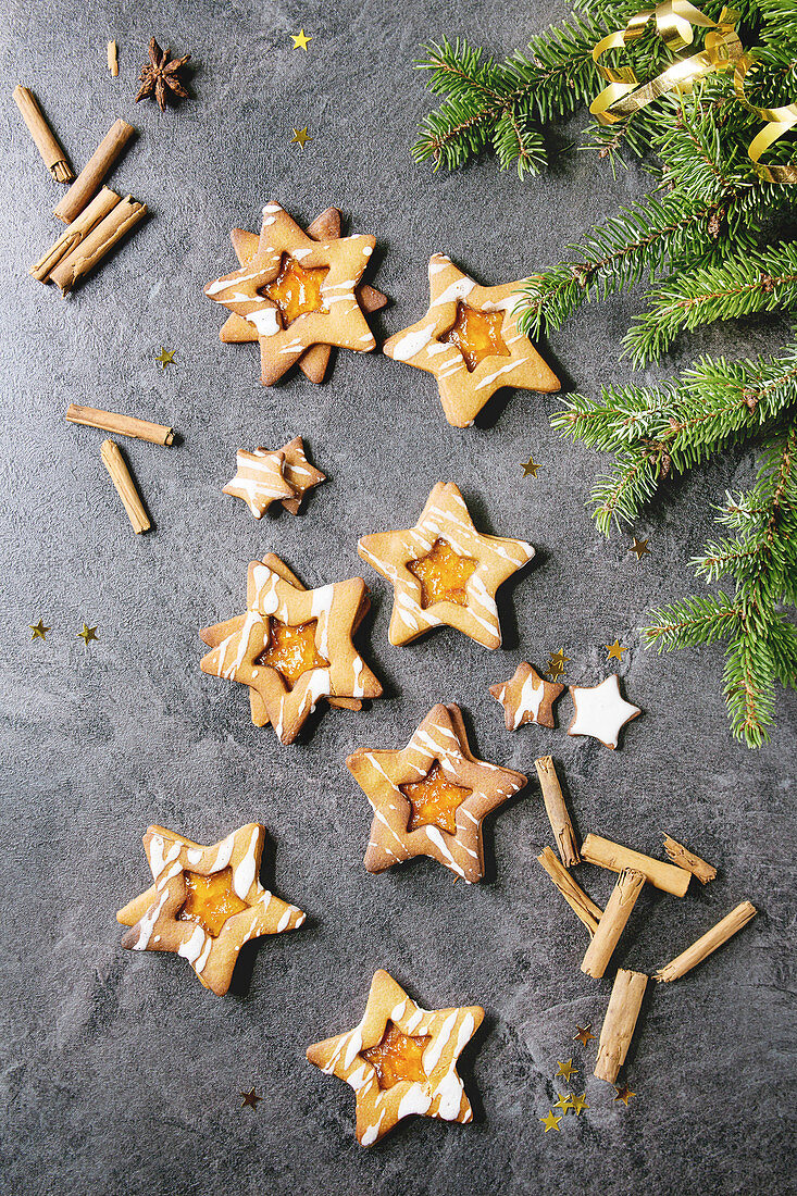 Weihnachtliche Sternplätzchen mit Zitronenmarmelade (Aufsicht)