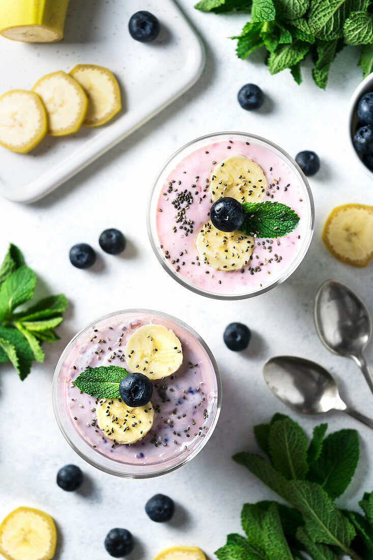 Bananen-Blaubeer-Smoothie mit Chia und Minze (Aufsicht)