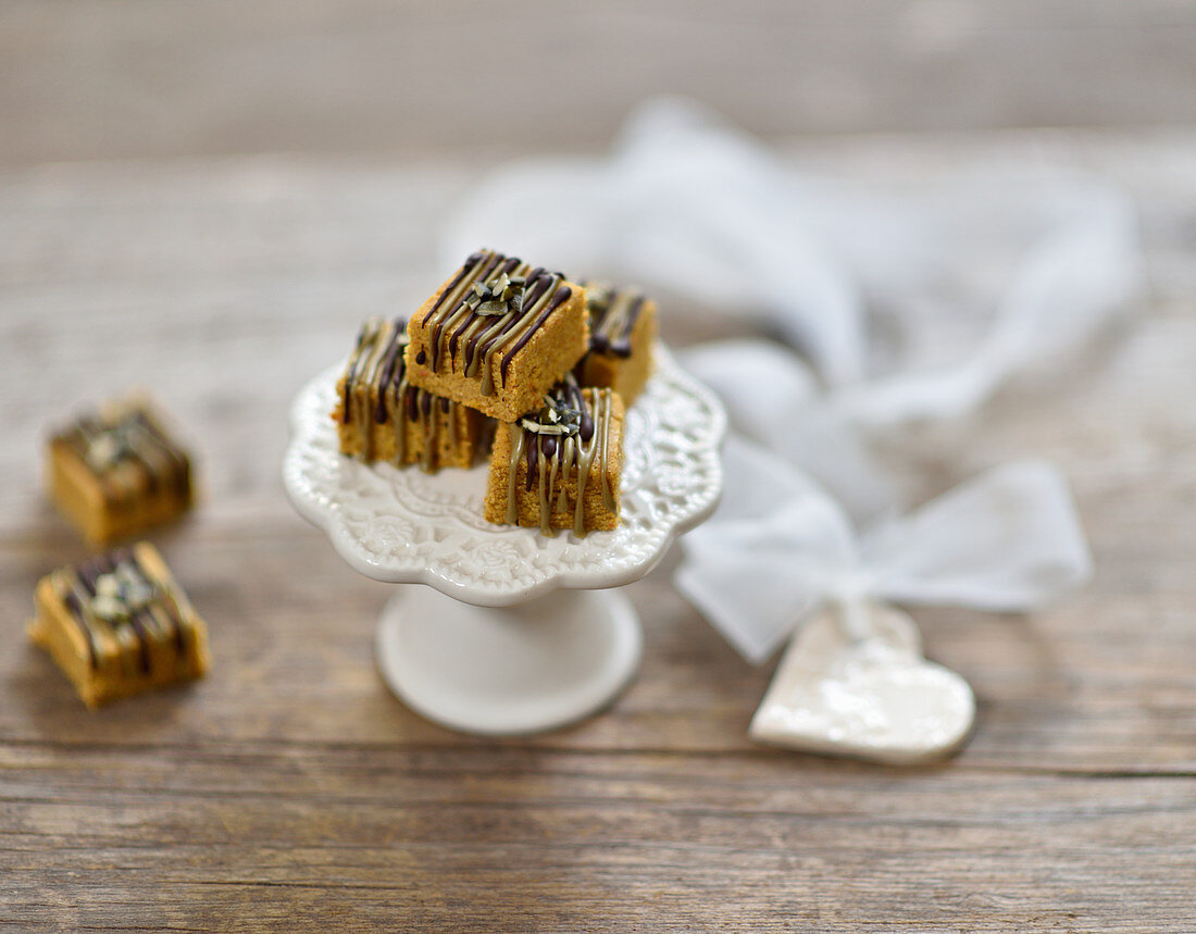 Veganes Kürbis-Erdmandel-Konfekt mit Kürbiskernnougat und Zartbitterschokolade