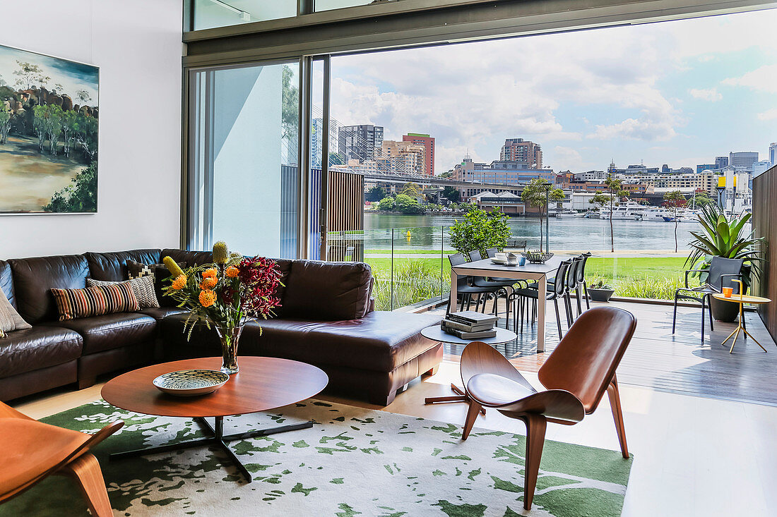 Wohnzimmer mit Glasfront zur Terrasse und Stadtpanorama