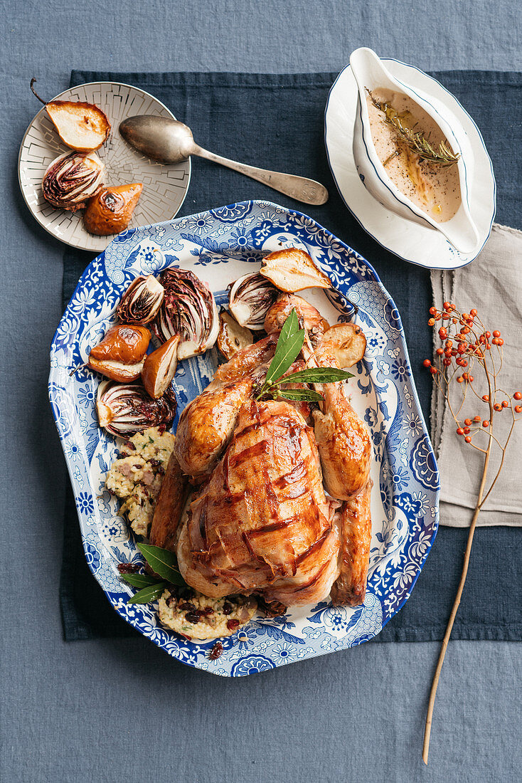 Truthahn mit Reis-Salsiccia-Cranberry-Füllung und Radicchio und Birnen aus dem Ofen