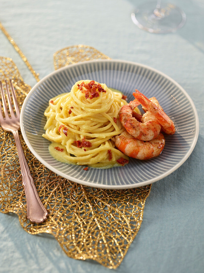 Spaghetti mit Garnelen-Safran-Sauce und Garnelen