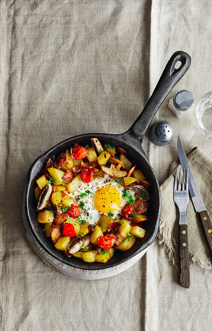 Potato breakfast pan with tomatoes and mushrooms