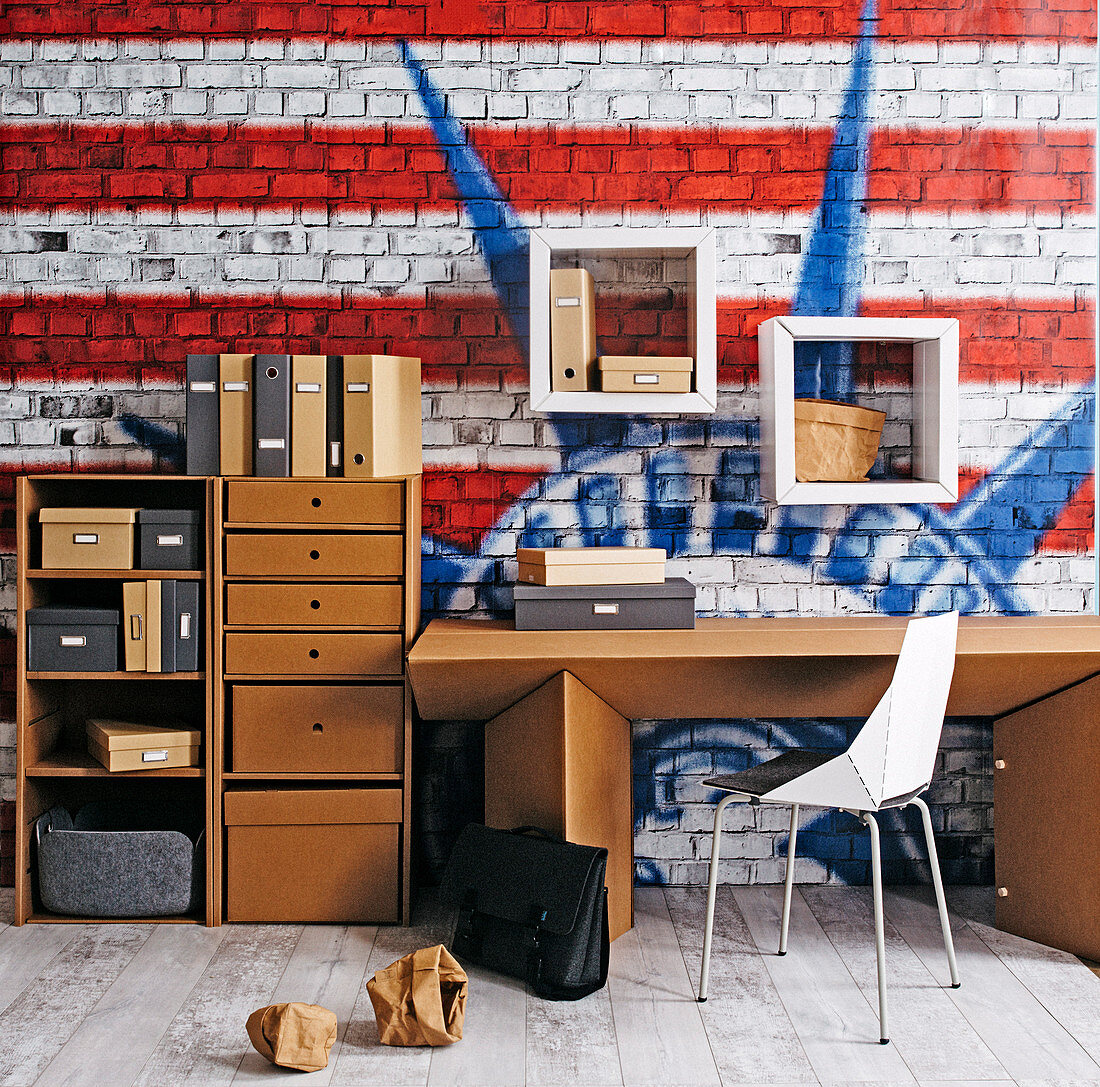 Arbeitszimmer mit Möbel aus Karton vor Amerika-Tapete