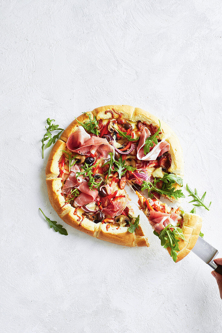 Easy pizza damper with bell pepper, mushrooms and prosciutto
