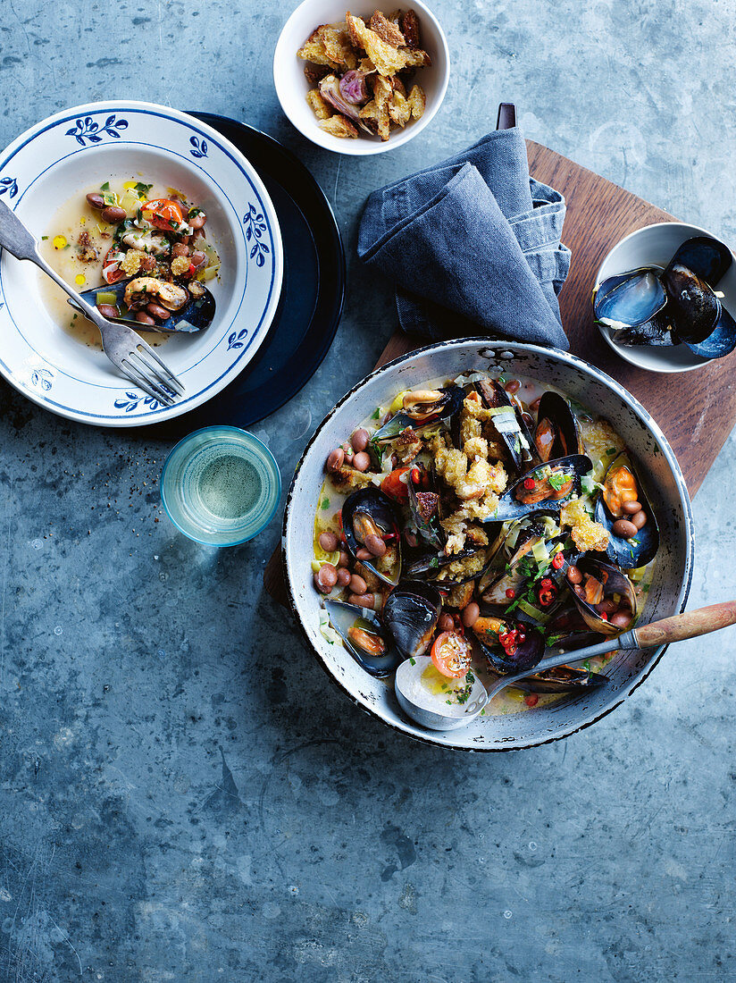 Miesmuscheln mit Borlottibohnen, Tomaten und knusprigem Weißbrot