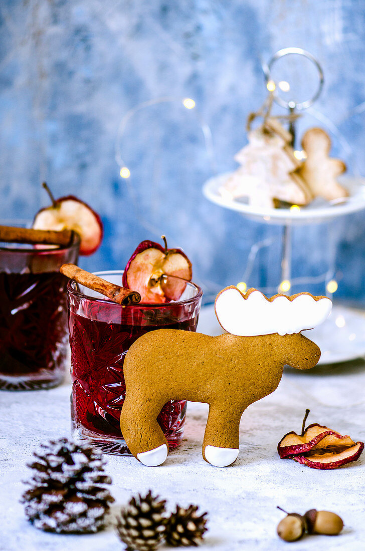 Mulled wine and elk-shaped gingerbread