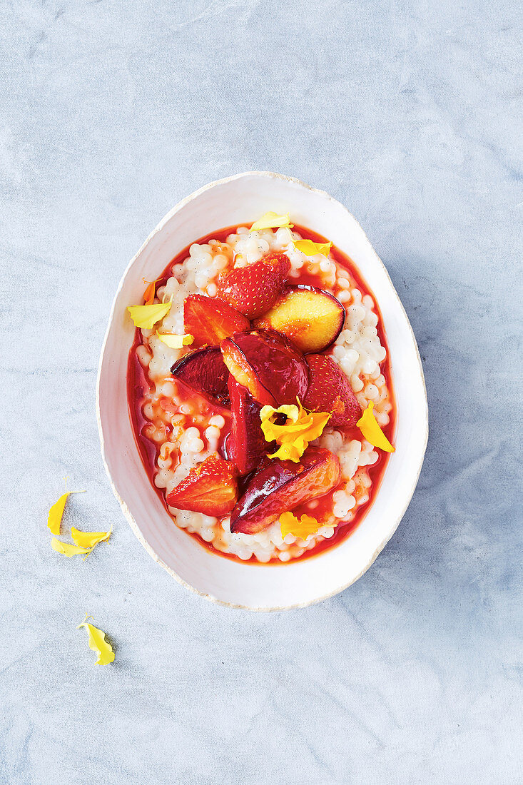 Perlcouscous-Pudding mit Kokosmilch, Erdbeeren und Pflaumen
