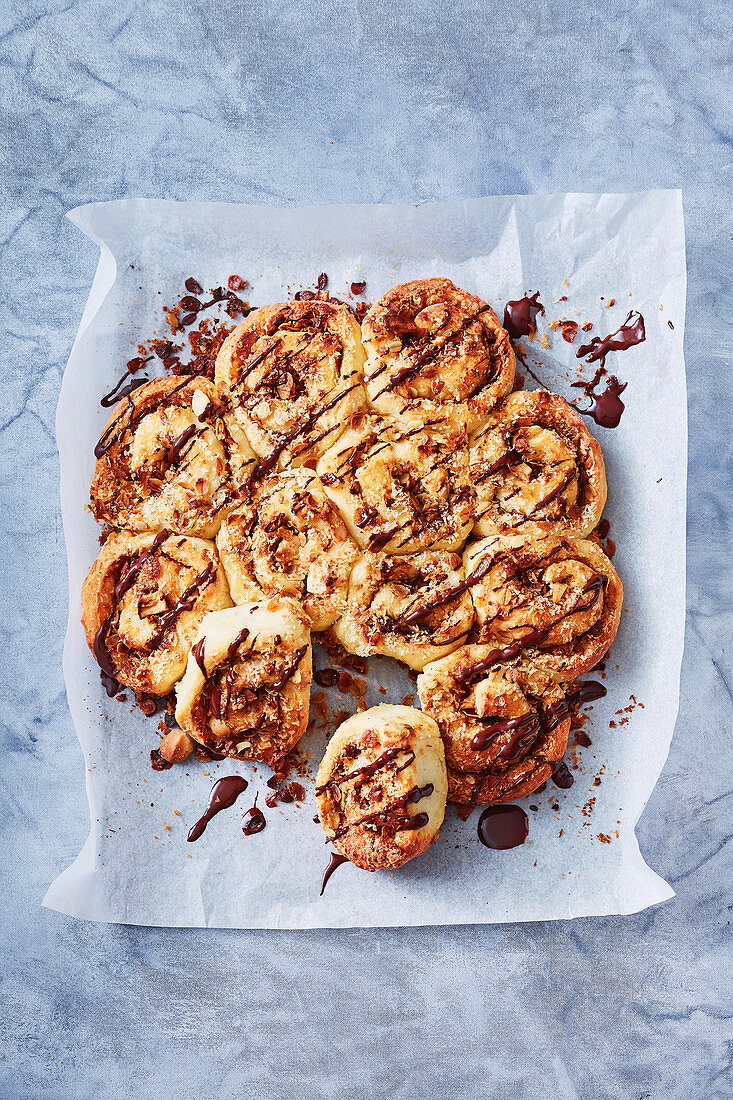 Müslischnecken mit geschmolzener Schokolade