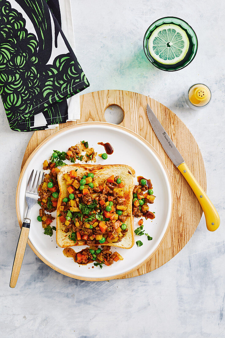 Toast with spicy minced meat