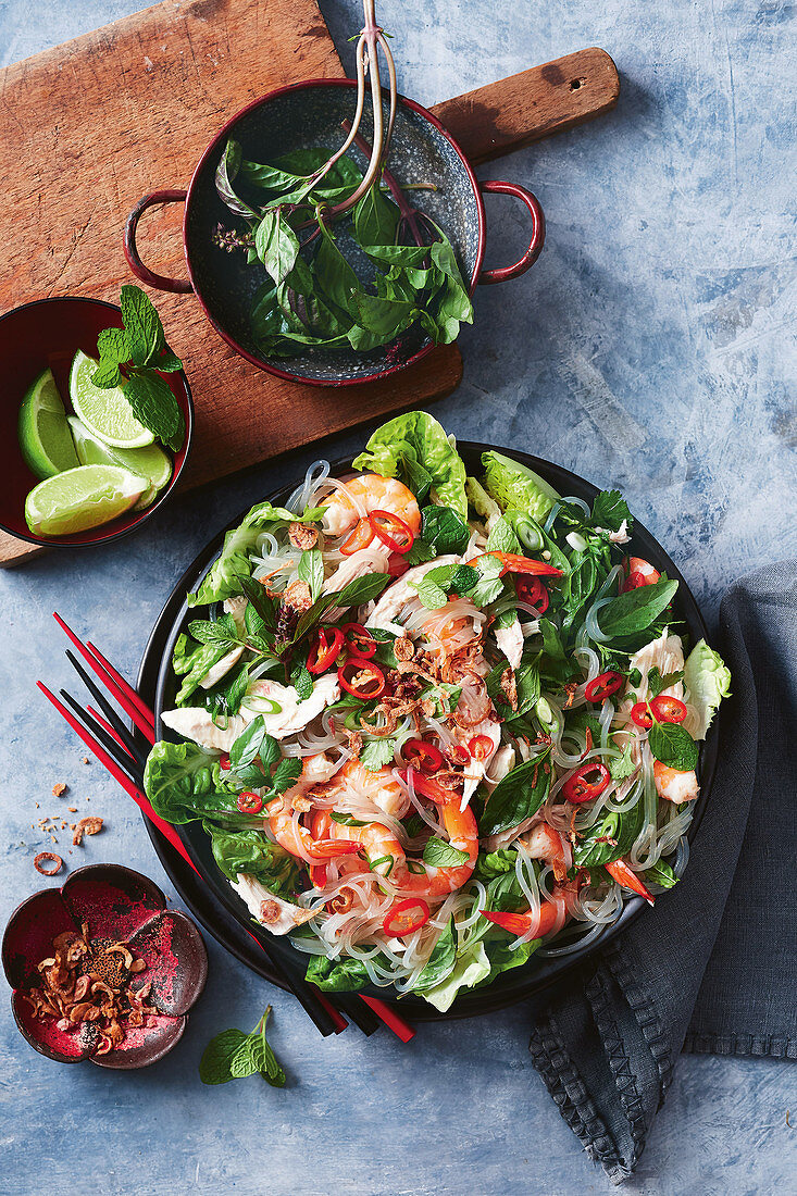 Warmer Süsskartoffel-Nudelsalat mit Hähnchen und Garnelen (China)