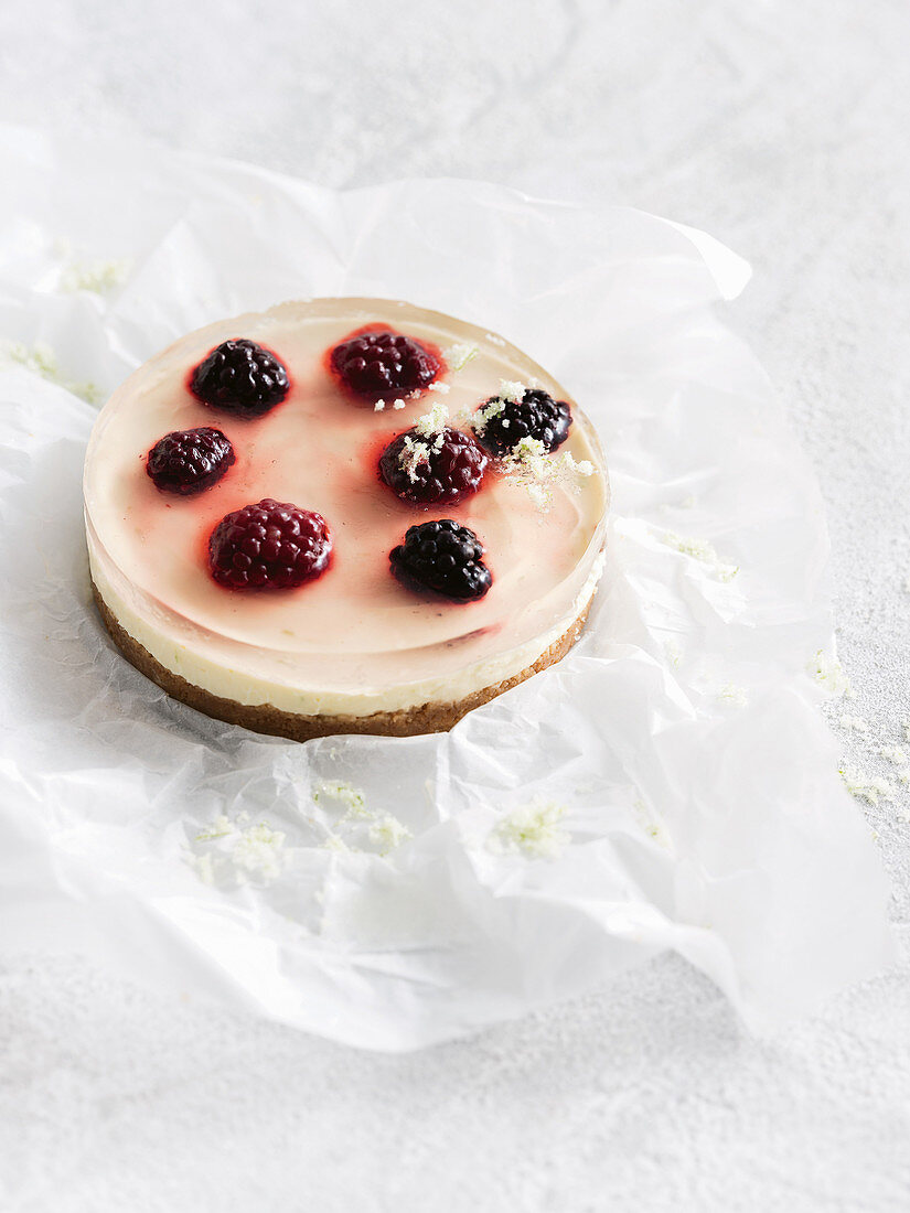 Blackberry gin and tonic jelly cheesecakes