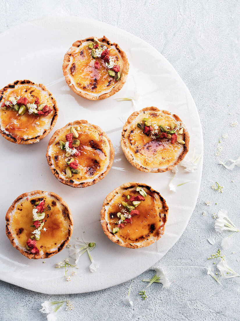 Käsekuchen-Törtchen mit Crème brûlée