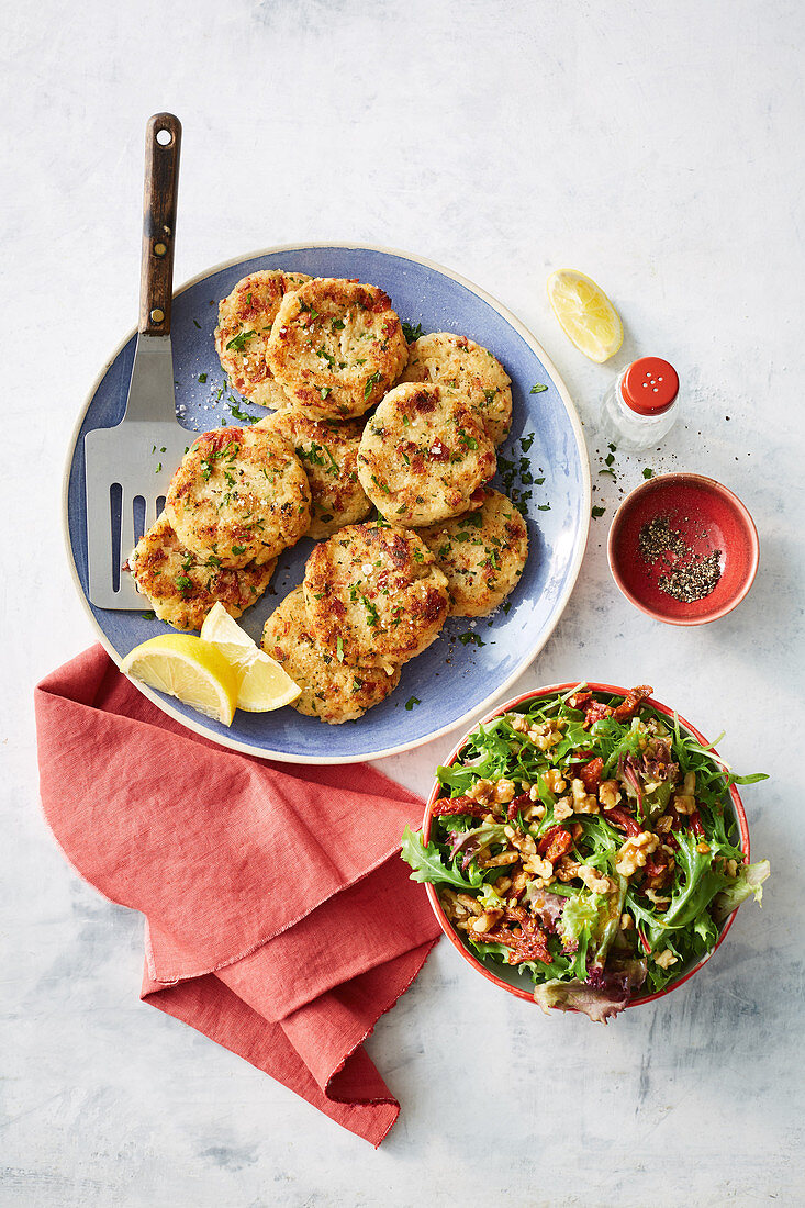 Glutenfreie Blumenkohlpuffer mit Walnusssalat